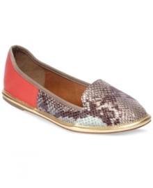 A contrasting combo that you're sure to love. The Reyn flats by DV by Dolce Vita will be your new trendy fave.