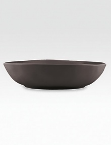 Yet another easy, elegant collection from Donna Karan, now designed for your home in organically shaped, matte-glazed stoneware. From the Casual Luxe CollectionStoneware109 oz.13½ diam.Dishwasher- and microwave-safeImported