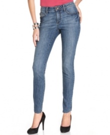 These skinny medium wash petite jeans from DKNY Jeans hug your curves for a slim and sexy look! Wear with heels or flats for a flattering look.