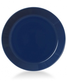 With a minimalist design and unparalleled durability, the Teema dinner plate makes preparing and serving meals a cinch. Featuring a sleek angled edge in glossy blue porcelain by Kaj Franck for Iittala.