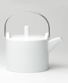 Accented with subtle ridges and an industrial-chic chrome handle, this modern teapot beautifully complements the Loft dinnerware collection.