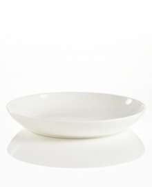 Set 5-star standards for your table with the large Bone China serving bowl from Hotel Collection. Balancing a delicate look and exceptional durability, this translucent serveware is designed to cater virtually any occasion.