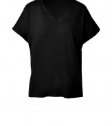 An everyday basic packed with wearing possibilities, Rag & Bones oversized black cotton tee is a must for layered looks - V-neckline, short sleeves - Oversized fit - Wear with skinnies, flats and statement chunky jewelry