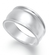 An instant classic. Giani Bernini's polished sterling silver band is a must-have for your collection. Size 7.