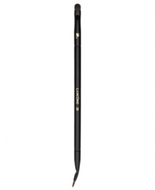 This versatile dual-ended brush is the ideal partner to all eye shadows and gel eyeliners. Designed with two sides for portability and convenience: the sleek tip applies shadow and gel eyeliner precisely and evenly to the perimeter of the eye, while the tapered, flat rounded side perfectly smudges shadow or gel eyeliner for a smoky, softly lined look.