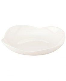 Lenox combines the versatility of whiteware with unique baroque shaping in the Regency Silhouette pasta and soup bowl, featuring glossy white porcelain for every day, any occasion.