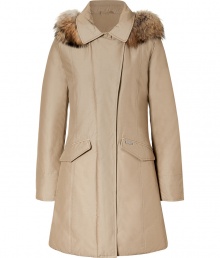 Detailed with a utilitarian chic collar and luxe raccoon fur trim, Woolrichs Vail down parka is a must for contemporary cool weather looks - Hood with raccoon fur trim, snapped spread collar, long sleeves, fitted ribbed knit cuffs, hidden two-way front zip, snapped placket, snapped front flap pockets - Contemporary fit, slight A-line silhouette - A versatile, classic coat perfect for both city streets and country slopes