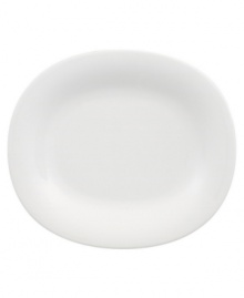 Fresh modern from Villeroy & Boch dinnerware. The dishes in this set are sheer white china in oval form that inspires simply harmonious dining. A soft fluidity and radiant glaze give this salad plate quiet elegance and lasting appeal.