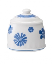 Vintage charm meets modern durability in the Farmhouse Touch sugar bowl, featuring cornflower-blue florals and bands in premium porcelain from Villeroy & Boch.