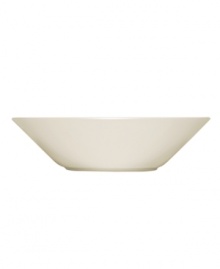 With a minimalist design and unparalleled durability, the Teema pasta bowl from Iittala's collection of white dinnerware makes preparing and serving meals a cinch. Featuring a sleek, angled edge in timeless white porcelain by Kaj Franck for Iittala.