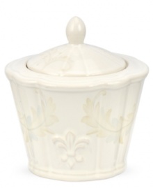 With embossed lilies and golden leaves, Portmeirion's decorated Fleur de Lys sugar bowl sets tables in the French tradition. Classic, scalloped stoneware in warm ivory lends distinct old-world elegance to everyday dining.