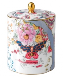 Your table, in bloom. This Butterfly Bloom Tea Caddy from Wedgewood offers a look of vintage-inspired beauty, featuring fanciful florals, graceful butterflies and lustrous golden accents for a splendid presentation.