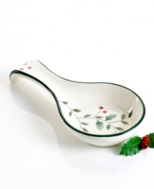 This beautifully traditional spoon rest from Pfaltzgraff's holiday collection of dinnerware and dishes makes a wonderful gift for collectors of the Winterberry pattern. As an addition to your own collection, the hand painted piece adds an extra special touch to your kitchen. Featuring bright red berries, holly leaves and a decorative green rim.