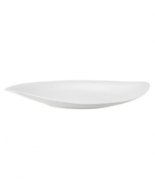 Fresh modern. Sheer white china in leaf form inspires naturally harmonious dining. A soft fluidity and radiant glaze give this collection of shallow salad bowls quiet elegance and lasting appeal. From Villeroy & Boch's collection of serveware and serving dishes.