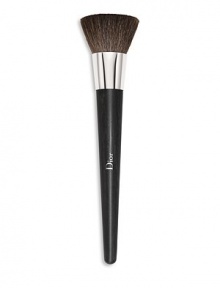 This brush is perfect for applying powder foundations to create full-coverage results that look natural. Its dense, flat head lets you press pigments onto the skin and create a smooth surface for a perfectly even, ultra-luminous finish. Made in France. 