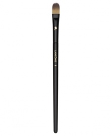 This easy-to-clean, synthetic brush is the ideal partner to all concealers. The tapered edge lays down just the right amount of coverage to camouflage imperfections, including dark circles, without settling into lines. Can also be used to apply cream eye shadows. The softer, more graduated tip allows for more even, controlled blending.