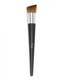 Designed for applying fluid and cream foundations, this stunning brush has a dense, beveled head, allowing you to work with more makeup and blend it perfectly into the skin, for results that combine a natural look with perfect coverage. The brush's skillfully tapered synthetic hairs offer the soft touch of natural hairs and polish the foundation for maximum radiance. Made in France. 