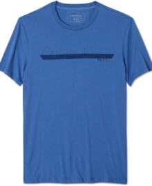 Get the lowdown. This scoop neck t-shirt from Calvin Klein reveals your on-trend summer style.