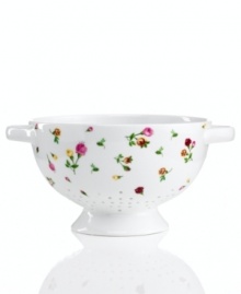 Sprinkled with dainty pink and gold blossoms, the Country Rose berry bowl evokes all the elegance of the original Old Country Roses pattern but with a more casual, contemporary feel.