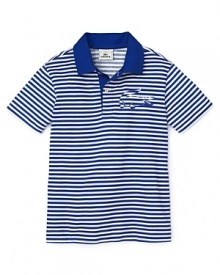 Presenting a twist on the classic Lacoste signature logo - a large printed crocodile that blends into the stripes - a playful, fun-loving detail perfect for any kid.