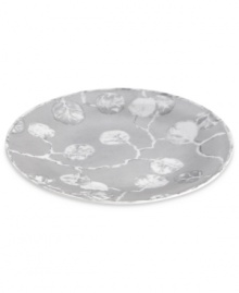 Michael Aram branches out from his renowned metal collection with the Botanical Leaf salad plate. Simple foliage rooted in fine Limoges porcelain brings a lightness and ease to modern tables in shades of gray.