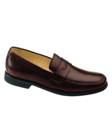 These classic penny loafers for men offer a timeless style and a molded sheepskin footbed for added flexibility and support in an already flawless pair of men's dress shoes.