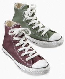 Classic hi-top design on these Converse sneakers make them perfect kicks for your kids' feet.