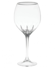 Turn formal affairs into true celebrations with the Duchesse goblet from Vera Wang. The renowned bridal designer marries a tapered bowl and blazing starburst cut with a beautifully flared stem. Radiant crystal is topped off with a smooth band of polished platinum.