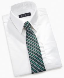 The thick cloth of this broadcloth shirt from Izod gives it a quality construction that holds up over time.