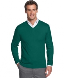 Start the season off with a solid style decision and this versatile v-neck sweater from Alfani Black.