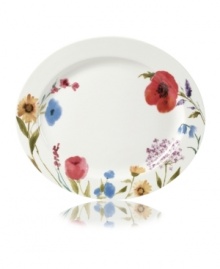 The picture of calm, this pretty Garden Palette Floral oval platter boasts painterly blooms rooted in sleek everyday porcelain from Mikasa.