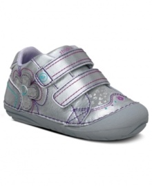 Don't give her the runaround. These Gloria sneakers from Stride Rite are a quality choice to protect her toes and keep her looking cute.