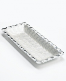 Full of surprises, this handcrafted tray from the Simply Designz serveware and serving dishes collection features sleek, polished aluminum with a fluted edge that echoes the scalloped pattern on its surface. Use for serving food or simply accenting the table.