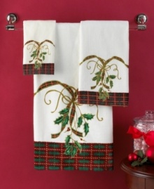 Delight and dazzle this season with the Lenox Holiday Nouveau bath towel, featuring a traditional holiday plaid and holly embellished with glittery gold accents.