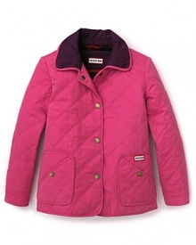 A timeless quilted barn jacket by Hunter with burnished button snap closure and a contrast collar. Full insulation and water-resistant coating keeps out the elements, as the vibrant pink hue and violet trim trumps drab winter days.