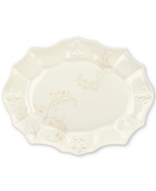 With embossed lilies and golden leaves, Portmeirion's decorated Fleur de Lys serving platter sets tables in the French tradition. Classic, scalloped stoneware in warm ivory lends distinct old-world elegance to everyday dining.