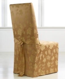 Elegance with an autumnal twist. Featuring a leafy damask pattern in radiant gold, the Dinner Party Bountiful chair cover from Homewear complements harvest tables with seasonal splendor. (Clearance)