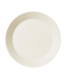 With a minimalist design and unparalleled durability, the Teema salad plates from Iittala's collection of white dinnerware makes preparing and serving meals a cinch. Featuring a sleek, angled edge in timeless white porcelain by Kaj Franck for Iittala.