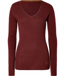 Elegant and ultra-flattering, this sumptuous cashmere pullover from Dear Cashmere is guaranteed to be a new-season staple - V-neck, long sleeves, slim fit, long body, rhinestone logo at hem - Pair with skinny jeans, a chunky cardigan, and high heel booties