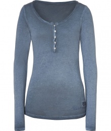 Work an effortless edge into your casual staples with True Religions faded midnight heather henley, detailed in a super soft mix of lightweight cotton-modal - Scoop neckline, long sleeves, logo patch and printing on front and back at hemline - Slim fit - Wear with casual separates and shearling-lined boots