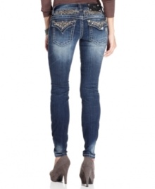 Embroidered back pockets add eye-catching appeal to these Miss Me skinny jeans -- perfect for daytime glam!