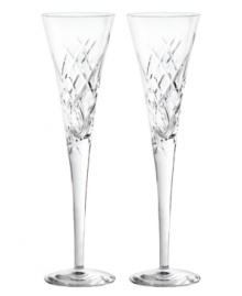 With a classic cut pattern in luxe crystal, Duchesse Encore flutes from Vera Wang commemorate special occasions in unforgettable style.