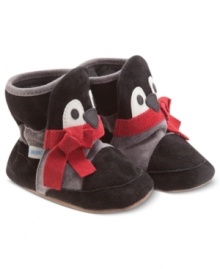 Your little one will walk like penguin in these precious Robeez suede booties, with a cozy slip-on fit and a playful design.