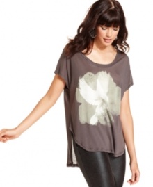 With an edgy high-low hem, this RACHEL Rachel Roy tee features a graphic peony print for a modern appeal!