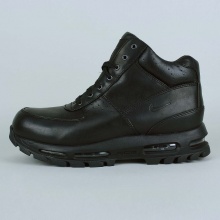 The Nike Goadome shoe is a richly detailed leather boot with all the benefits of Nike Air technology, including a waterproof, full-grain leather upper with metal hardware and a full-length, visible Air-Sole® unit for cushioning. The solid rubber outsole with lug tread provides maximum traction and durability.