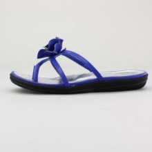 A simple yet utterly chic thong flat sandal!