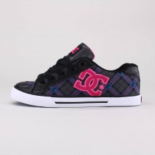 Cruise down the sidewalk or hit the skatepark in the Chelsea SE women's skate shoe from DC Shoes.