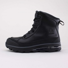 The Nike Air Max Conquer ACG men's boots offer the highest silhouette on a Swooshed boot. Made for rainy days and slushy streets, Watershield technology keeps out moisture so your feet stay dry. Plus, a large Max Air heel unit provides a very cushioned ride for your feet.