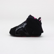 Give her tiny little feet superb style with the Jordan Retro 6 gift pack. Features an easy opening and matching knit hat. Imported.