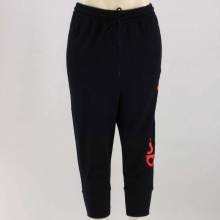 With a low dropped-crotch design, these adidas Originals Slouch Track Pants have a comfortable drawcord waist, big ribbed cuffs, and convenient side pockets. And for a nod to their athletic roots, these women's track pants show off a classic adidas graphic.